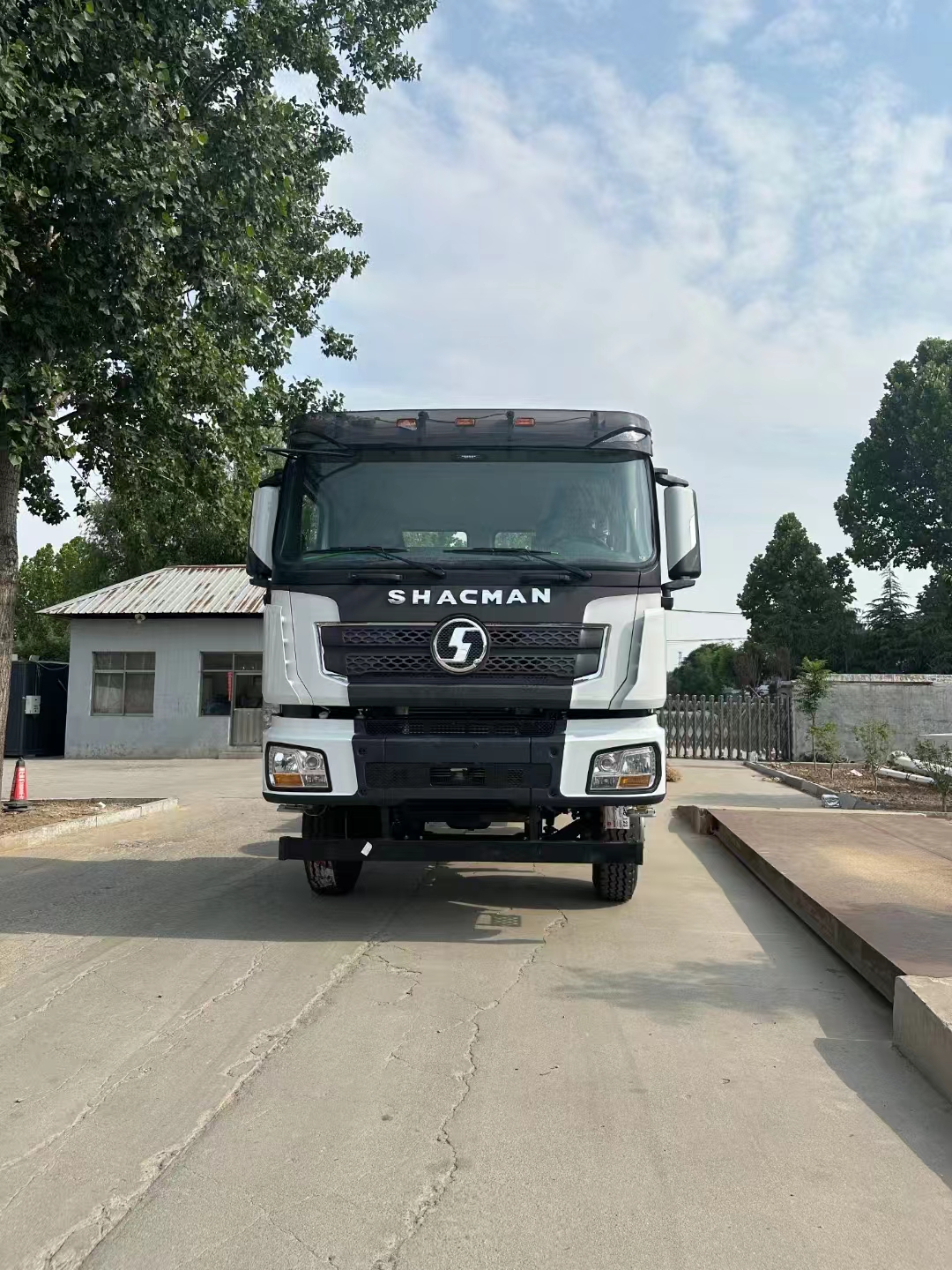 Exportar autos nuevos a su hogar Shaanxi Automóvil Delonghi X3000-8x4 National V, Puente de Acero, Transmisión Manual, Caja grande se puede personalizar, el modelo más 🔥 en Asia Central y Rusia