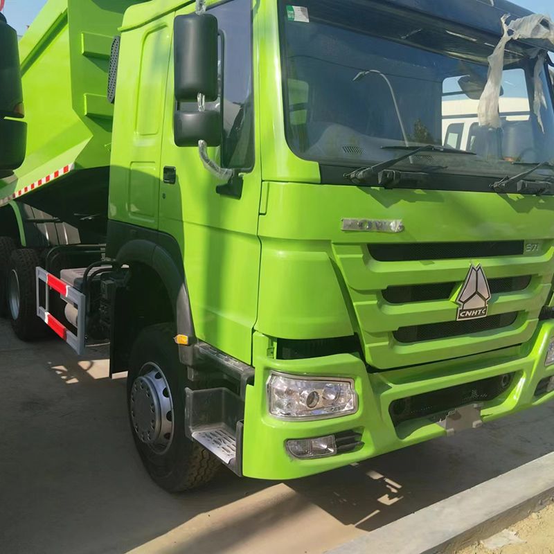 Camión volcado del volante de giro a la derecha a la derecha
